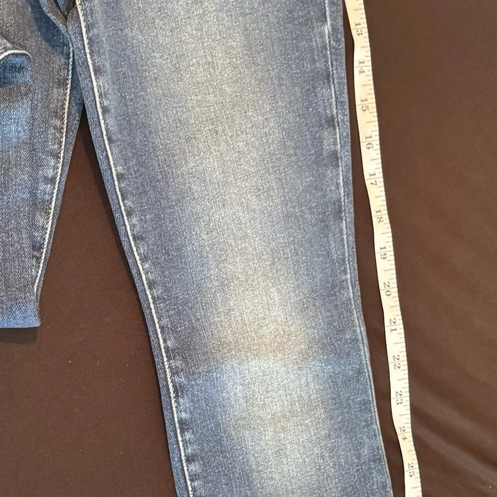 Good American High Rise Blue Jeans with Vintage-Inspired Look - Picture 4 of 4